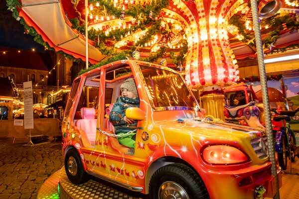 Jüngere Gäste des Weihnachtsmarkts hatten Freude auf dem Kinderkarussell. (Wird bei Klick vergrößert)