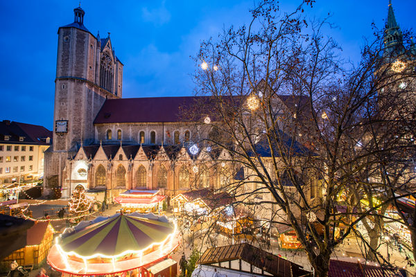 Neben den liebevoll dekorierten Ständen sorgte stimmungsvolle Weihnachtsbeleuchtung für Adventsstimmung auf den Plätzen rund um den Dom St. Blasii und die Burg Dankwarderode.