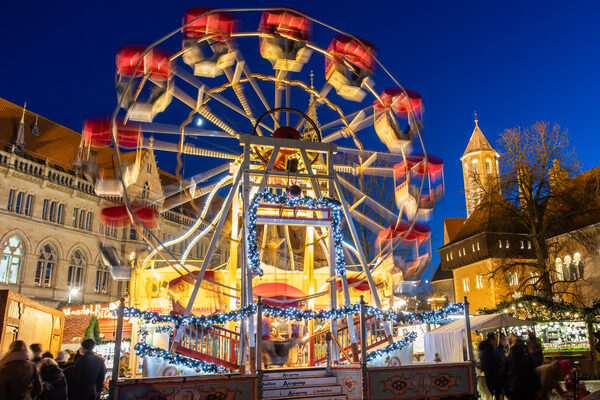 Runde um Runde drehte sich das nostalgische Riesenrad auf dem Ruhfäutchenplatz und bot eine gute Aussicht über den erleuchteten Weihnachtsmarkt. (Wird bei Klick vergrößert)