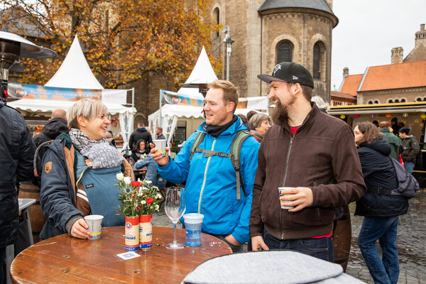 Gute Laune auf der Nibelungen-Schlemmermeile: Auf dem Platz der Deutschen Einheit probierten Besucherinnen und Besucher der mummegenussmeile unter anderem leckere Mumme-Getränke. (Wird bei Klick vergrößert)