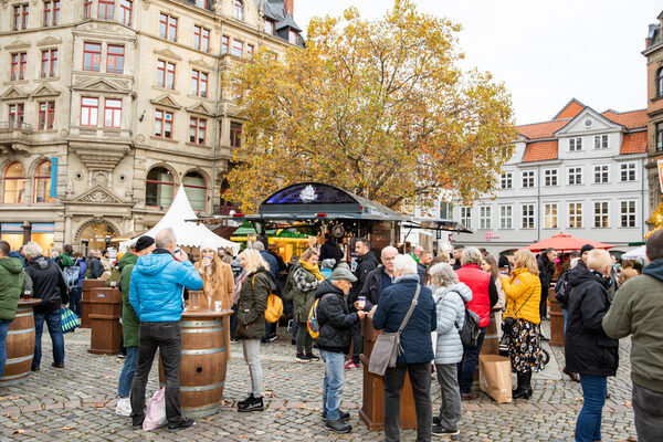 Ob zur Pause oder nach dem Einkaufsbummel – viele Besucherinnen und Besucher stärkten sich mit den Gerichten und Getränken vom Spezialitätenmarkt. (Wird bei Klick vergrößert)