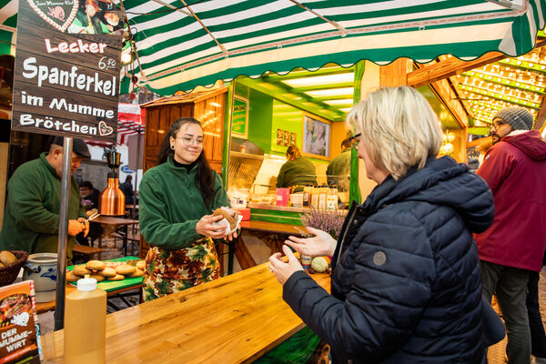 Beim Mumme-Wirt genossen Kundinnen und Kunden Spanferkel im Mumme-Brötchen. (Wird bei Klick vergrößert)