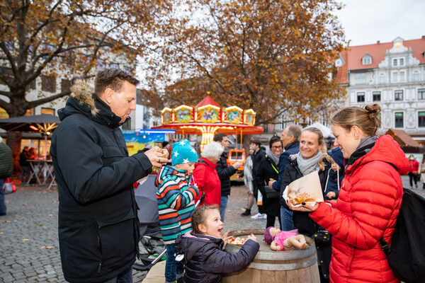 Große und kleine Gäste der mummegenussmeile freuten sich über leckere Mumme-Gerichte. (Wird bei Klick vergrößert)