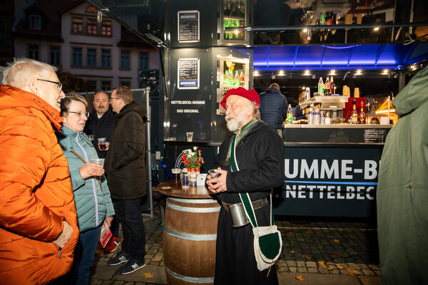 Im Abschluss der Mumme-Führung genossen die Teilnehmerinnen und Teilnehmer gemeinsam mit Stadtführer Thomas Ostwald leckere Mumme-Getränke. (Wird bei Klick vergrößert)