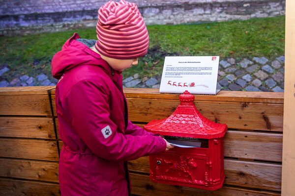 Bereits vor dem Besuch des Weihnachtsmarktes können sich Besucherinnen und Besucher online über die Auslastung der Flächen und die Lage der Stände informieren – zum Beispiel über den Standort des Wunschzettel-Briefkastens, der in diesem Jahr an der Krippe zu finden ist. (Wird bei Klick vergrößert)