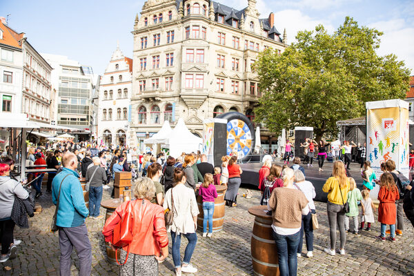 Schwungvoll auf dem Kohlmarkt: Zahlreiche Gäste besuchten die Aufführungen regionaler Sportvereine auf dem Marktplatz der Vereine. (Wird bei Klick vergrößert)