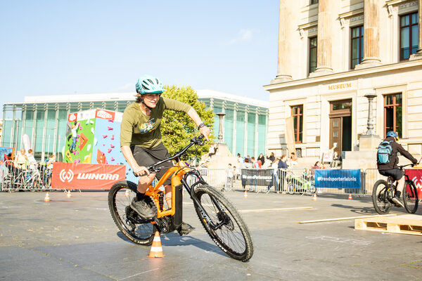 Rasant auf dem Schlossplatz: Radsportprofi Helene Fruhwirth zeigte im Fahrtraining in der E-Bike-Themenwelt, was sich mit einem E-Bike alles anstellen lässt, und Besucherinnen und Besucher bewiesen ihr Können im Parcours. (Wird bei Klick vergrößert)