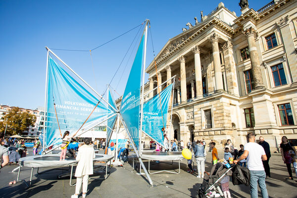 Spaß für die Kleinen: Während die jüngeren Besucherinnen und Besucher auf dem Trampolin gut gesichert Höhenluft schnupperten, konnten sich die Eltern in Ruhe über die E-Bike-Angebote informieren. (Wird bei Klick vergrößert)