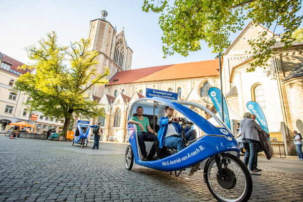 Entspannt nach Hause: Nach dem sportlichen Tag in der Innenstadt ging es für einige Besucherinnen und Besucher kostenlos und entspannt mit einer E-Rikscha nach Hause. (Wird bei Klick vergrößert)