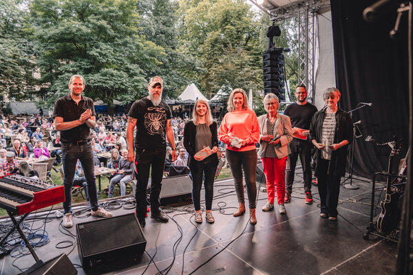 Die Siegerinnen und Sieger der neuen Kategorie Open Air Wohnzimmer freuten sich bei der Abschlussveranstaltung des BBG-Balkonwettbewerbs über ihre Gewinne: (v. l.) Karsten Mentasti (Braunschweiger Zeitung), Oliver Meyer (2. Platz), Melanie Hansmann (1. Platz), Susanne Harbich (3. Platz), Bürgermeisterin Annegret Ihbe, Eric Spruth (Braunschweiger Baugenossenschaft) und Ulrike Neumann (Braunschweig Stadtmarketing). (Wird bei Klick vergrößert)