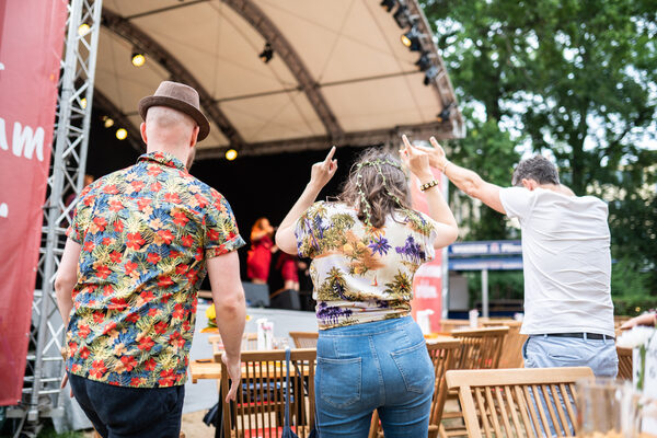 Gute Stimmung im Wolters Applaus Garten: Die BBG hat die 80 besten Teilnehmerinnen und Teilnehmer am BBG-Balkonwettbewerb zu einer feierlichen Abschlussveranstaltung eingeladen. (Wird bei Klick vergrößert)