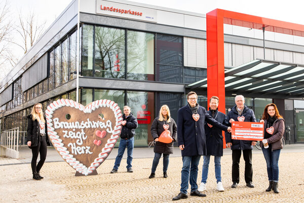 Die Initiatoren, Organisatoren, Unterstützer und Mitwirkenden freuen sich über die große Spendenbereitschaft: (v. l. n. r.) Belinda Starke (REWE), Claus Dannehl jun. (Schaustellerverband Braunschweig), Nina Fritzler (Stadtmarketing), Gunnar Stratmann (BLSK), Mirko Rüsing (AAI), Matthias Konrad und Nicole Kumpis (beide AGW). (Wird bei Klick vergrößert)