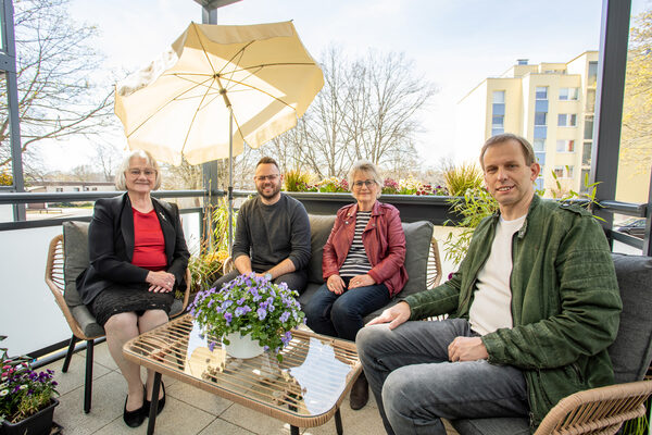 Die Jurymitglieder (v. l. n. r.) Ulrike Neumann (Braunschweig Stadtmarketing GmbH), Eric Spruth (BBG), Bürgermeisterin Annegret Ihbe (Stadt Braunschweig) und Karsten Mentasti (Braunschweiger Zeitung) freuen sich im Gewinner-Open-Air-Wohnzimmer aus dem vergangenen Jahr auf den BBG-Balkonwettbewerb 2022. (Wird bei Klick vergrößert)