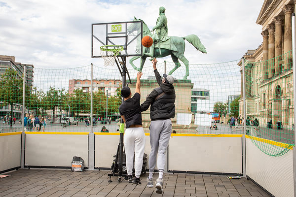 Der Street-Basketball-Court lud auf dem südlichen Schlossplatz zur sportlichen Freizeitgestaltung ein. (Wird bei Klick vergrößert)