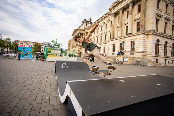 Bewegung in der Innenstadt: Die Miniramp war ein beliebtes Ziel für Skaterinnen und Skater. (Wird bei Klick vergrößert)