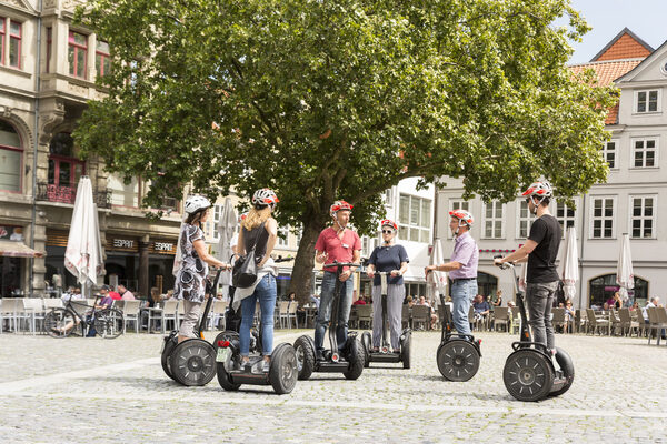 Segway, Fahrrad oder TeamTandem: Das Stadtmarketing vermittelt geführte Touren durch die Löwenstadt. (Wird bei Klick vergrößert)