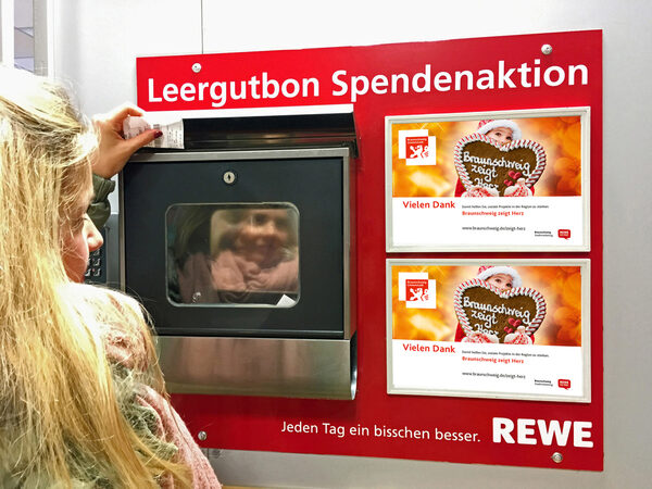 Bei der Aktion „Pfandtastisch“ können Besucherinnen und Besucher ab morgen in REWE Märkten der Region ihren Pfandbetrag im Rahmen von „Braunschweig zeigt Herz“ für die Verkehrswacht Braunschweig spenden. (Wird bei Klick vergrößert)