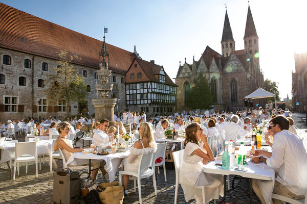 Ein Sommerabend in Weiß: Rund 1.200 Gäste genossen am 28. August das Dinner in White auf dem Altstadtmarkt, dem Magnikirchplatz und dem Wollmarkt. (Wird bei Klick vergrößert)