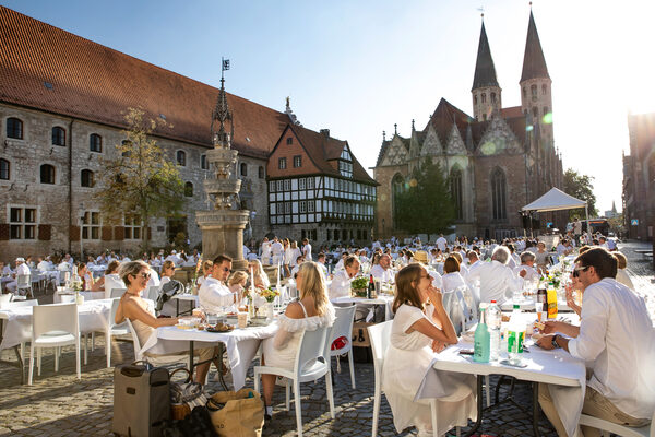 Ein Sommerabend in Weiß: Rund 1.200 Gäste genossen am 28. August das Dinner in White auf dem Altstadtmarkt, dem Magnikirchplatz und dem Wollmarkt. (Wird bei Klick vergrößert)