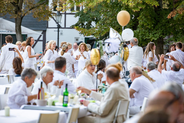 Stimmungsvoller Abschluss der Sommeraktionen – zahlreiche Gäste zog es beim Dinner in White auch auf die Tanzflächen. (Wird bei Klick vergrößert)