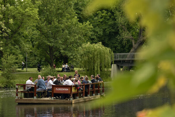 Eine sommerabendliche Fahrt auf der Oker und eine spannende Geschichte über einen mysteriösen Mordfall: Ab sofort gibt es in der Touristinfo Tickets für Lesungsfahrten mit Mario Bekeschus. (Wird bei Klick vergrößert)