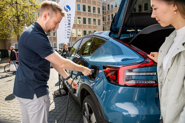 Regionale Ausstellerinnen und Aussteller berieten über ihre aktuellen Angebote – ganz vorn mit dabei der Bereich E-Mobilität. (Wird bei Klick vergrößert)