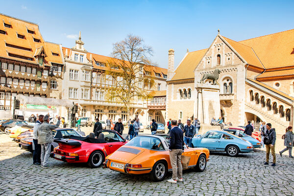 Mit den Oldtimern auf dem Burgplatz waren auch die klassischen Modelle beim modeautofrühling vertreten. (Wird bei Klick vergrößert)