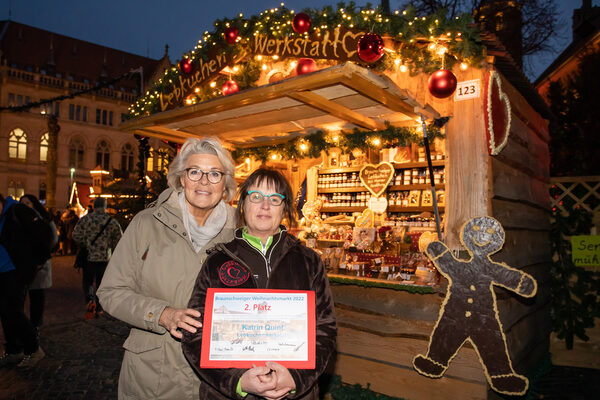 Katrin Quint von der „Lebkuchenhütte“ schaffte es mit ihren individuell verzierten Lebkuchen auf den zweiten Platz und bekam ihre Urkunde von Jurymitglied Ingeborg Obi-Preuß (Braunschweiger Zeitung) überreicht. (Wird bei Klick vergrößert)