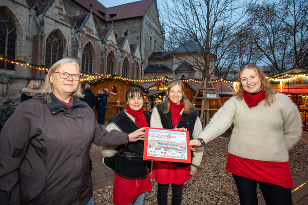 Für die Konstruktion zum Schutz der Linde zeichnete die Jury Andrea Hahne von der „Feuerzangenbowle“ aus: Jurymitglied Bezirksbürgermeisterin Jutta Plinke übergab die Urkunde stellvertretend an das Team des Standes. (Wird bei Klick vergrößert)