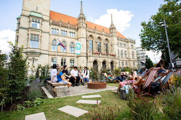 Entspannung im Grünen: Vom 17. Juli bis zum 14. August lud der Stadtgarten auf dem Platz der Deutschen Einheit zu einer Pause vom Einkaufsbummel ein. (Wird bei Klick vergrößert)