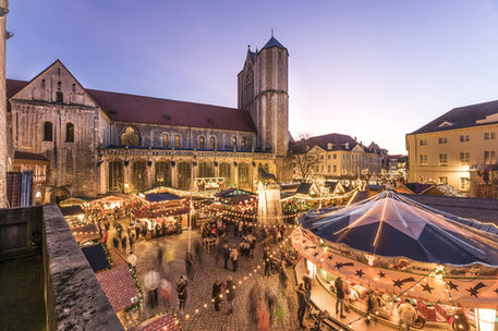 Vom 23. November bis zum 29. Dezember bringt der Braunschweiger Weihnachtsmarkt adventliche Stimmung auf die Plätze rund um den Dom St. Blasii und die Burg Dankwarderode.
