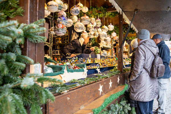 Besucherinnen und Besucher stöberten an den kunsthandwerklichen Ständen und genossen weihnachtliche und regionale Leckereien. (Wird bei Klick vergrößert)