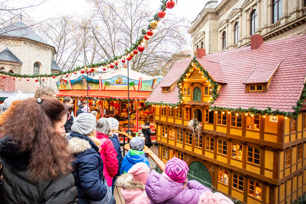 Adventskalender an der Heinrichslinde: Die jüngsten Weihnachtsmarktgäste freuten sich vom 1. bis zum 23. Dezember täglich über kurze Puppentheater-Aufführungen. (Wird bei Klick vergrößert)