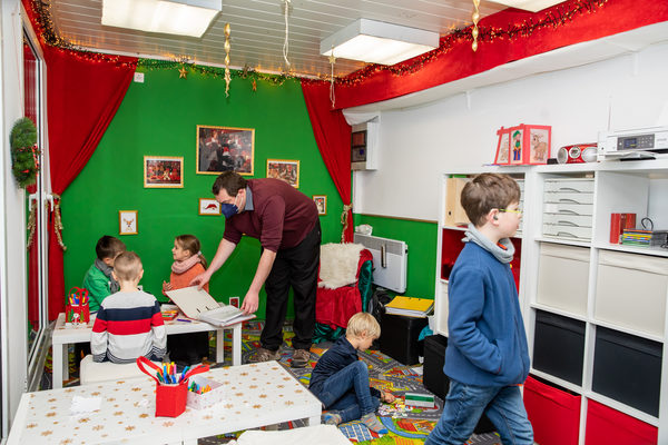 Basteln und spielen in der Weihnachtswerkstatt: Beim kostenlosen Kinderprogramm herrschte viel Betrieb. (Wird bei Klick vergrößert)