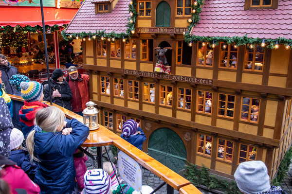 Den Braunschweiger Weihnachtsmarkt begleitet ein vielfältiges Programm für Jung und Alt. (Wird bei Klick vergrößert)