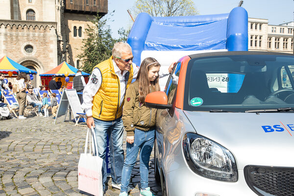 Regionale Ausstellerinnen und Aussteller informieren beim modeautofrühling über ihre Angebote – beispielsweise im Bereich E-Mobilität. (Wird bei Klick vergrößert)