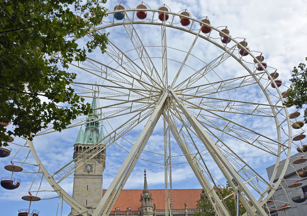 Hoch hinaus geht es beim stadtsommervergnügen vom 19. August bis zum 14. September unter anderem auf dem Riesenrad in der Braunschweiger Innenstadt. (Wird bei Klick vergrößert)