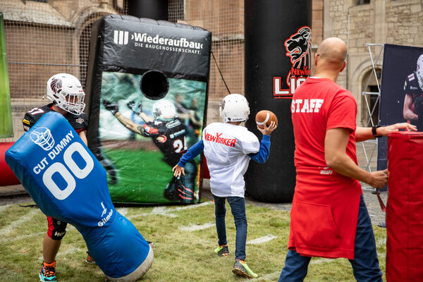 Den perfekten Pass warfen junge Quarterbacks in spe bei den New Yorker Lions auf dem Domplatz. (Wird bei Klick vergrößert)