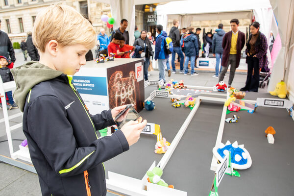 Mario Kart in Reallife: Das Rennen verfolgten die Teilnehmerinnen und Teilnehmer nicht nur auf dem Bildschirm, sondern auch auf dem echten Parcours. (Wird bei Klick vergrößert)