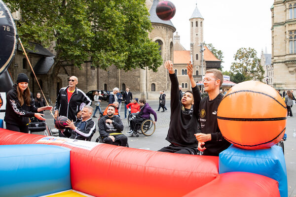 Bei den Basketball Löwen Braunschweig und den Rollstuhlbasketballern trieben die Besucherinnen und Besucher nicht nur ihre Trefferquote bei den aufblasbaren Körben in die Höhe, sondern versuchten sich auch im Treffen auf zwei Rädern. (Wird bei Klick vergrößert)