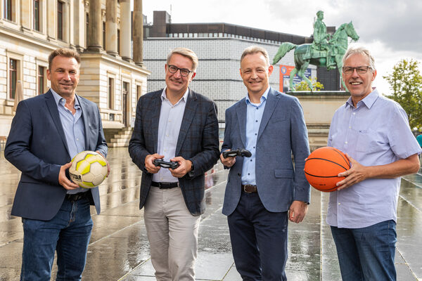 Beim trendsporterlebnis bringt das Stadtmarketing am 24. und 25. September mit Unterstützung seiner Partnerinnen und Partner reale und virtuelle Sportangebote in die Braunschweiger Innenstadt: (v. l. n. r.) Stefan Wilke (Stadt Braunschweig), Gerold Leppa (Stadtmarketing), Dr. Michael Reinhart (Volkswagen Bank GmbH) und Norbert Rüscher (Stadtsportbund Braunschweig). (Wird bei Klick vergrößert)