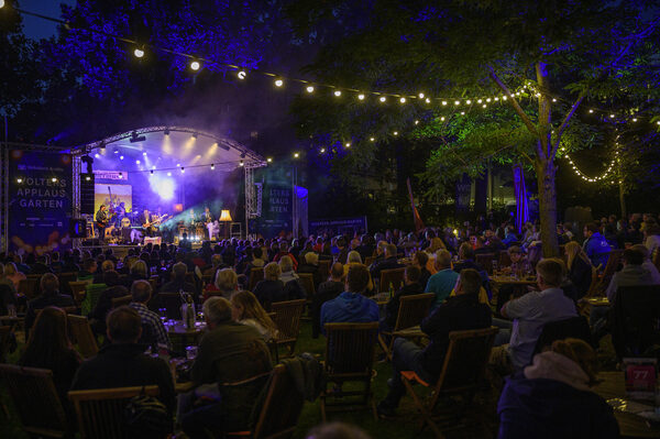 Der Braunschweiger Veranstaltungssommer ist vielfältig: Von Musicals bis zu Konzerten unter freiem Himmel, wie hier im Wolters Applaus Garten, erwartet Gäste und Einheimische im August ein abwechslungsreiches Programm. (Wird bei Klick vergrößert)