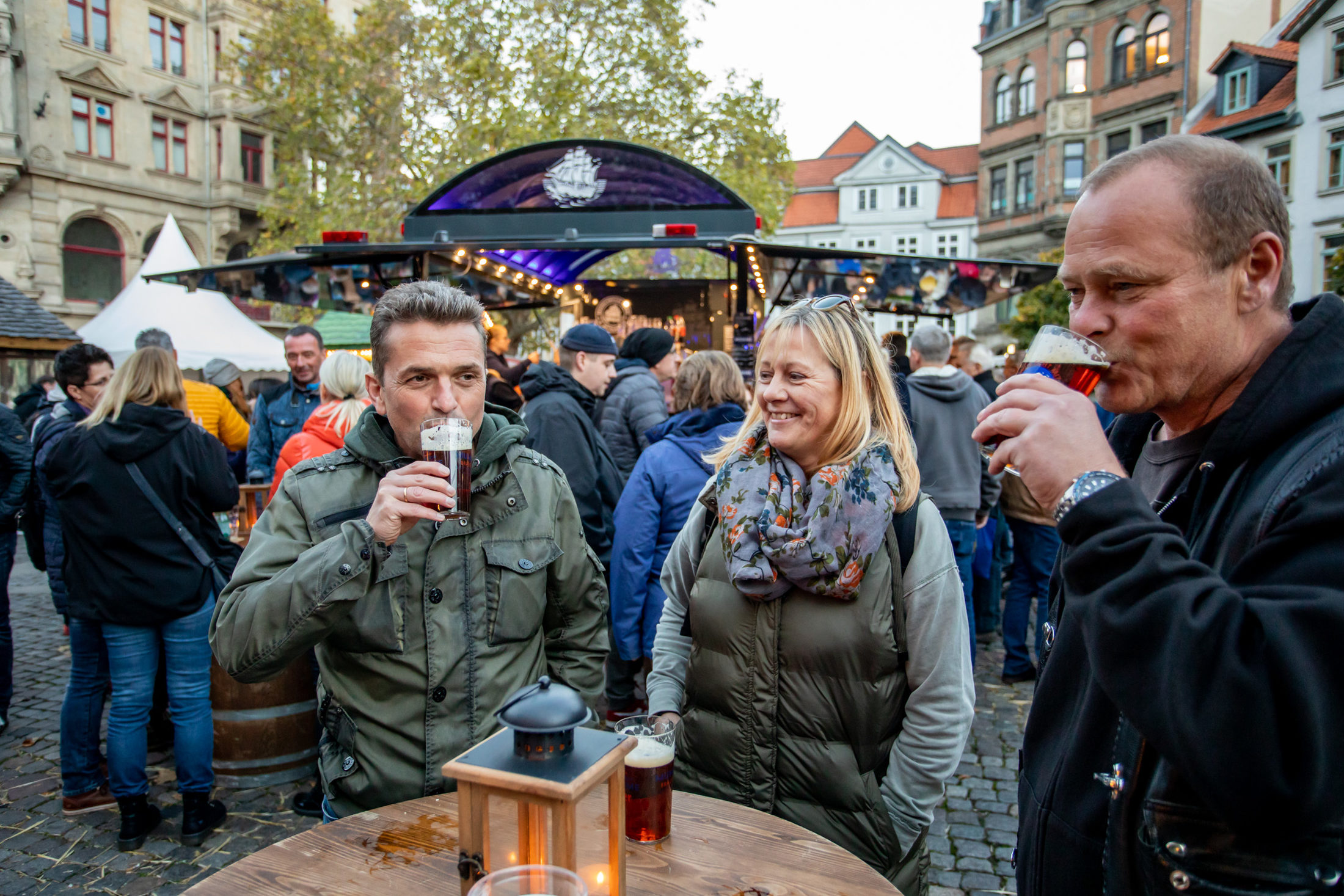 Besucherinnen und Besucher genossen den Klassiker der mummegenussmeile – das Braunschweiger Mumme-Bier. (Wird bei Klick vergrößert)
