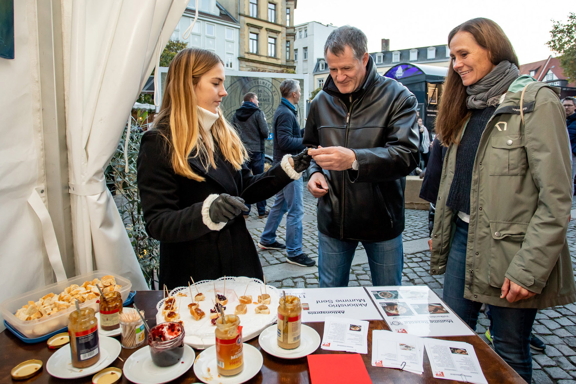 Besucherinnen und Besucher am Stand der Touristinfo überzeugten sich vom Geschmack der Mumme-Produkte wie Mumme-Senf und Mumme-Marmelade. (Wird bei Klick vergrößert)