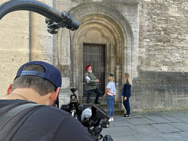 Kratzspuren am Dom – auf dem Burgplatz gab es Stadtgeschichte zum Anfassen für Kim Friedrichs von RTL Nord. (Wird bei Klick vergrößert)