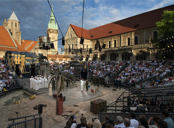 Ab dem 26. August präsentiert das Staatstheater Braunschweig Giacomo Puccinis „Tosca“ auf dem Burgplatz. (Wird bei Klick vergrößert)