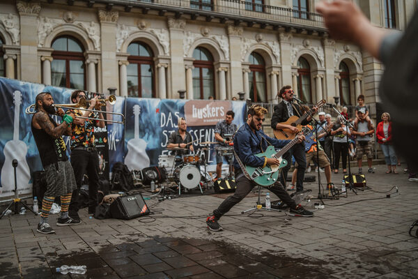 Street Food und Straßenmusik – nicht nur beim Buskers, sondern bei vielen der Open-Air-Veranstaltungen gibt es in der Löwenstadt eine Menge zu erleben. (Wird bei Klick vergrößert)