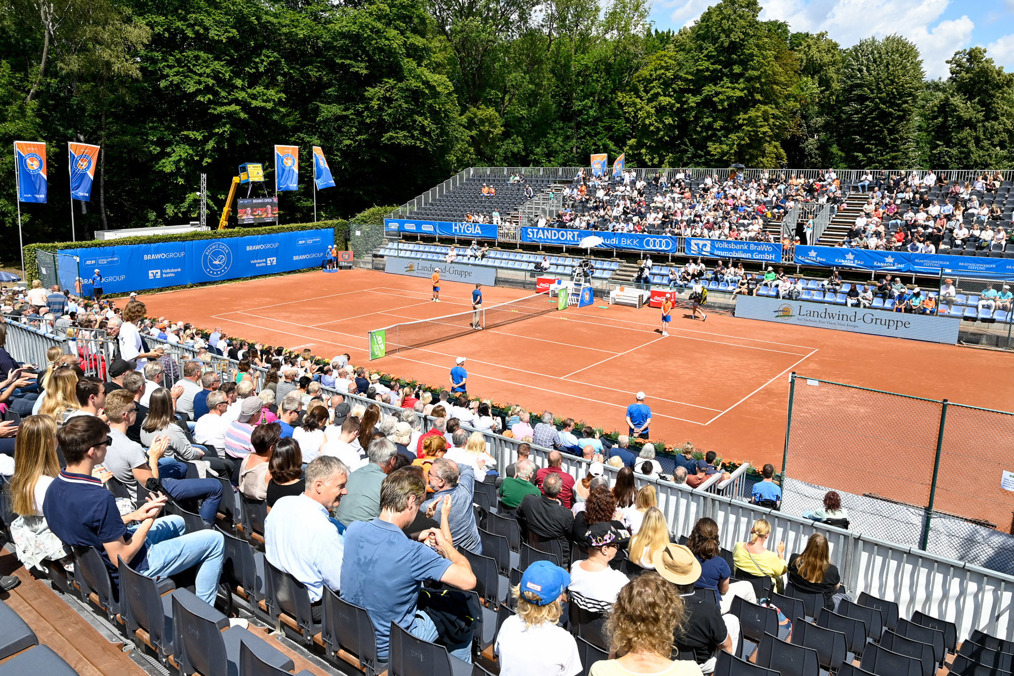 Profitennis beim ATP Challenger BraWo Open oder bei den Deutschen Leichtathletik Meisterschaften – Sportbegeisterte erleben in Braunschweig erstklassige Sportevents. (Wird bei Klick vergrößert)