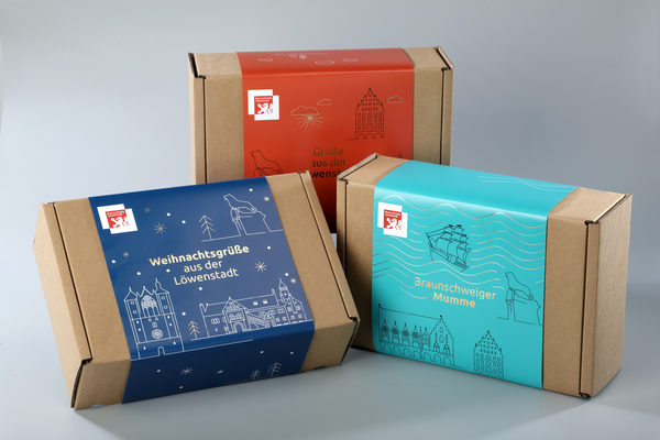 Mit den neuen Geschenkboxen verschenken Kundinnen und Kunden der Touristinfo weihnachtliche Freude, traditionelle Mumme-Spezialitäten oder Souvenirs aus der Löwenstadt. (Wird bei Klick vergrößert)