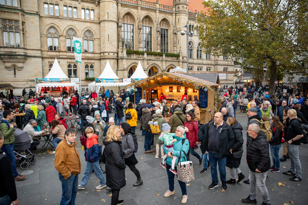 Auf dem Platz der Deutschen Einheit, dem Kohlmarkt und dem Domplatz servierten Braunschweiger Gastronominnen, Gastronomen und Marktleute Gerichte und Getränke mit und ohne Braunschweiger Mumme. (Wird bei Klick vergrößert)